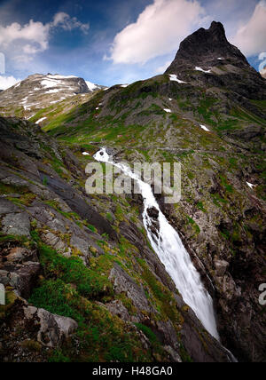 Un rapido flusso del Troll Road Foto Stock