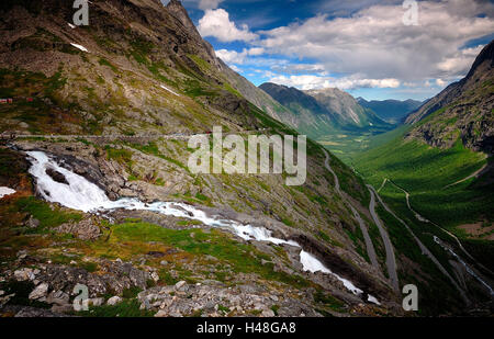 Un rapido flusso del Troll Road Foto Stock