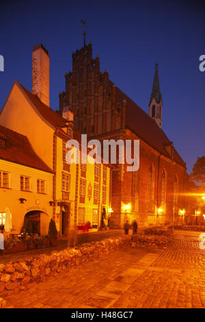 La Lettonia, Riga, Città Vecchia, Johanniskirche nel Skarnu Iela, in serata, Foto Stock