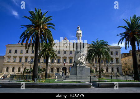 L'Italia, Isola di Sardegna, Sassari, Piazza d'Italia, monumento, palme, municipio, amministrazione medievally, edificio, palme, persone, turisti, Foto Stock