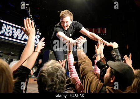 Barcellona - MAR 18: Il frontman dei sottopassaggi (rock band) esegue con la folla in fase di Bikini. Foto Stock