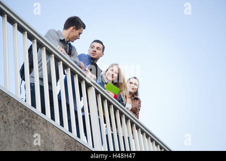 Un gruppo di uomini e donne in piedi su un ponte, Foto Stock