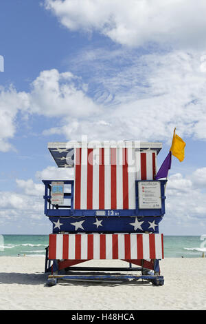 Bagnino di spiaggia Torre '13 ST', con vernice nello stile della bandiera statunitense, Oceano Atlantico, a sud di Miami Beach, Florida, STATI UNITI D'AMERICA, Foto Stock