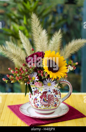 Bouquet di autunno nella brocca sulla tabella di colore giallo, Foto Stock