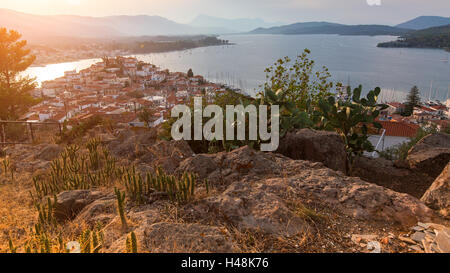 Vista superiore del paesaggio durante il tramonto di Poros Island, Grecia. Foto Stock