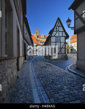 Germania, Sassonia-Anhalt, Quedlinburg, città vecchia, townscape, Finkenherd, stile architettonico, a struttura mista in legno e muratura, vicolo, strette, ciottoli, tipiche case a graticcio, il municipio, architettura, storico medievale, Harz, romantica, tipico, idilliaco, turismo, luogo Foto Stock