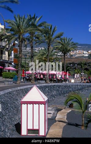 Spagna Isole Canarie Playa de San Juan, il lungomare, la spiaggia, il lungomare, isola, Tenerife, palme, le Canarie, la spiaggia di lava, Umkleidehäuschen, ombrelloni, rosa, cafe, luogo di pesca, balneazione, i suns, cielo blu, il sole, Foto Stock