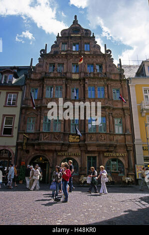 Germania, Baden-Württemberg, Heidelberg, Città Vecchia, l'hotel al cavaliere, esterno, turisti, persone casa rinascimentale, facciata, bandiere, centro di attrazione, hotel cavaliere, ristorante, gastronomia, il turismo, Foto Stock