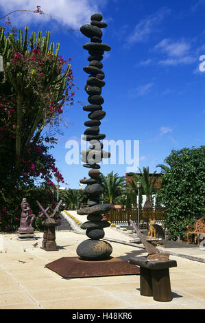 Spagna Isole Canarie, isola di Fuerteventura, La Oliva, pietra pilastro, centro di arte, le Canarie, art center, impilati, pietra lavica pilastro e pilastro di pietra, pilastro, su ogni altra, giardino, su ogni altra, circa uno all'altro, nessuno, Foto Stock