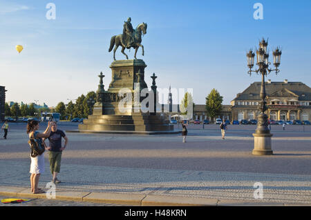 La piazza del teatro con il re Johann monumento, Dresda, Sassonia, Germania, Foto Stock