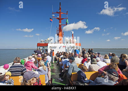 I passeggeri sui traghetti di Neuharlingersiel (paese) a Spiekeroog (isola), Foto Stock