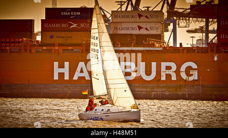 Germania, Amburgo, Övelgönne, Elba, Porto, terminale per contenitori, HHLA, Burchardkai, contenitore di nave, barca a vela, Foto Stock