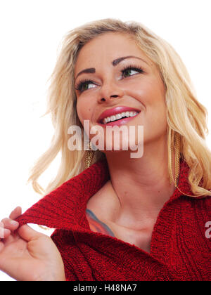 Un attraente sorridente donna bionda è in posa per la fotocamera. Foto Stock