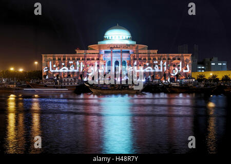 Illuminazione colorata, proiezione, Sharjah Light festival, centrale tribunali, Courthouse, emirato Sharjah Emirati Arabi Uniti, Penisola Arabica, Medio Oriente, Asia Foto Stock