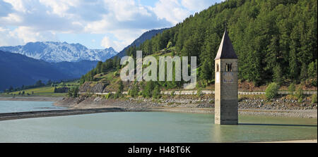 L'Italia, Alto Adige, Val Venosta, croccante lago, Steeple, Foto Stock