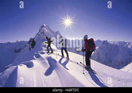 Germania, superiore Allgäu, Oytal, eseguire il cinghiale, angolo vertice, Tourengänger, il sole, bavaresi, Algovia, medio angolo, Mountain View, sirena antinebbia, neve, sci, ski tour, persona, tour walker, tre, stagione invernale, cielo azzurro e sole splendente, Sunray, natura Foto Stock