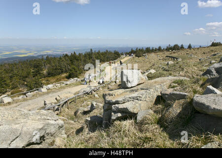 Germania, Sassonia-Anhalt, Harz, parco nazionale, grumo, summit, modo, Wanderer, i blocchi di granito, visualizzazione Foto Stock