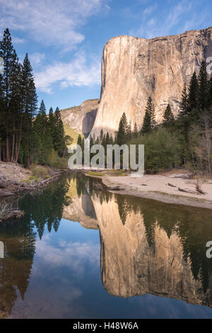 El Capitan riflessa nel fiume Merced nella Yosemite Valley, Yosemite National Park, California, Stati Uniti d'America. In autunno (ottobre) 2014.