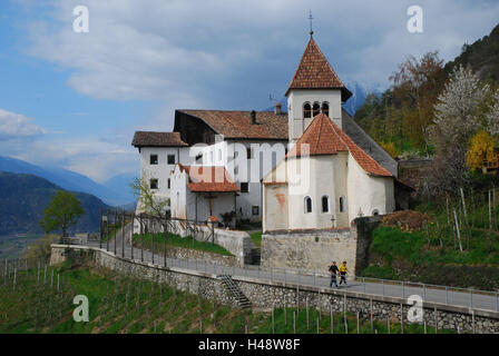 L'Italia, Alto Adige, Lagundo, Waalweg, chiesa di San Pietro, la molla, la Val Venosta, regione di montagna, vacanze La regione, street, le montagne, la chiesa, l edificio, chiesa parrocchiale, Foto Stock