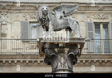 San Marco Lion, simbolo della Repubblica di Venezia su una bianca colonna di marmo in Piazza delle Erbe a Verona, Italia. Foto Stock