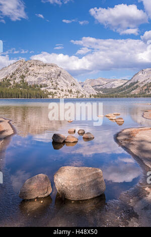 Cupole in granito di Yosemite si riflette nelle calme acque del Lago Tenaya, Yosemite National Park, California, Stati Uniti d'America. In autunno (ottobre) Foto Stock