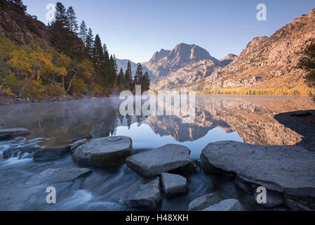 Pietre miliari su Lago di argento nella parte orientale della Sierras, Giugno laghi, California, USA. In autunno (ottobre) 2014. Foto Stock