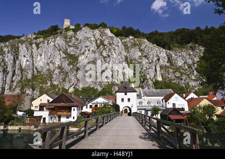 In Germania, in Baviera, Bassa Baviera, Altmühltal (valle), Essing, Gate Bridge, la rovina, Randeck, vecchio, Architettura, Edilizia, mantenere, bridge, castle rock, fiume, paesaggio fluviale, edifici, ponte di legno, Giura, scogliere calcaree, montagna, townscape, Destinazione, rovina, vista, estate, sole, City Gate, turismo, torre, Viaggi, chiaro, Foto Stock