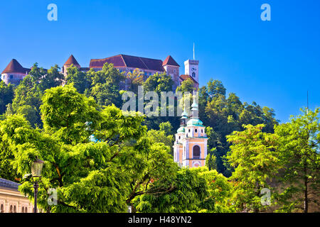 Torri di Lubiana e fort su una verde collina, capitale della Slovenia Foto Stock