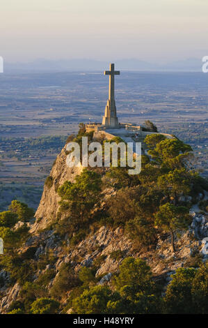 Croce, vista dal monastero "montagna Puig de Sant Salvador", Maiorca, SPAGNA, Foto Stock