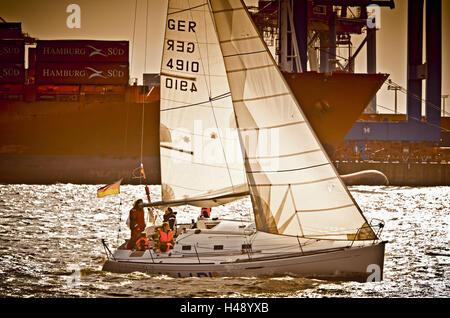 Germania, Amburgo, Övelgönne, Elba, Porto, terminale per contenitori, HHLA, Burchardkai, contenitore di nave, barca a vela, Foto Stock