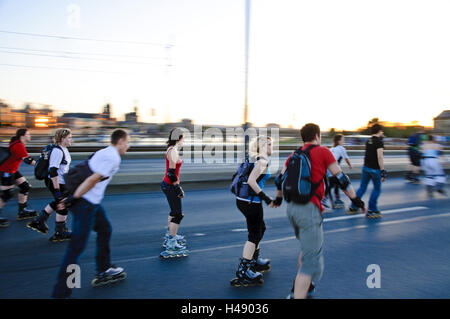 Inline skater a Dresda pattinaggio di notte sul ponte Carola, Dresda, Sassonia, Germania, Foto Stock