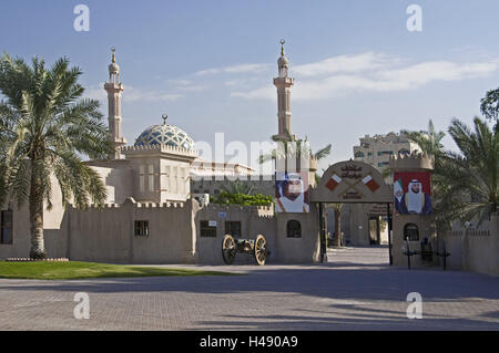 VAE, Ajman, old fort, 18. Cento., input, moschea, palme, Foto Stock