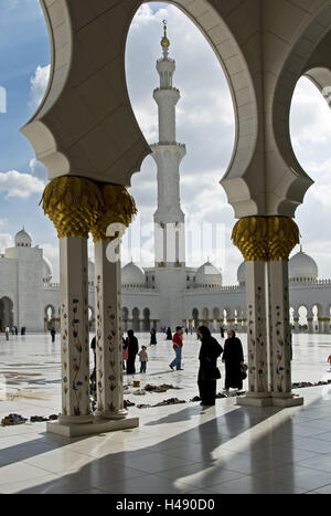 VAE, Abu Dhabi, la grande moschea, 'Sheikh Zayed grande moschea", costruito nel 2008, porticati, minareto, Foto Stock