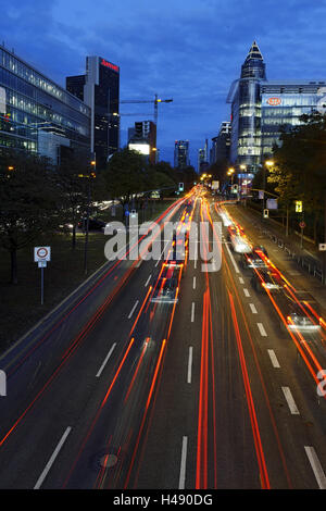 Street, l'ora di punta del traffico, mobilità, crepuscolo, Theodor-Heuss-Allee, in direzione del centro città di Francoforte sul Meno, Hessen, Germania, Foto Stock