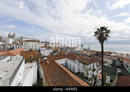 Vista sul quartiere di Alfama e Cattedrale Sé, Lisbona, Portogallo Foto Stock