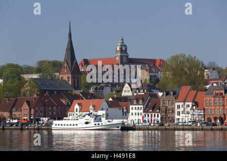 Germania, SCHLESWIG-HOLSTEIN, Flensburg, vista città, città della costa, il mare, le acque del mar Baltico, porto, nave, cielo blu, il sole, case, edifici, Steeple, Foto Stock