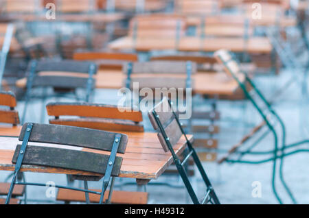 Appoggiò sedie, tavoli, beer garden, Foto Stock