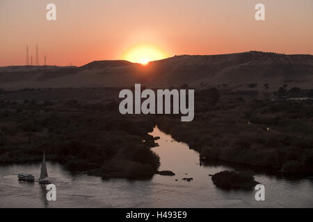 Egitto, Aswan, il tramonto sopra la valle del Nilo, Foto Stock