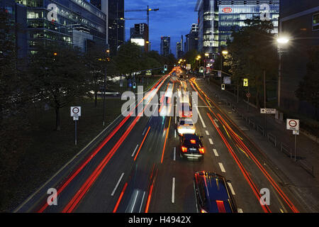 Street, l'ora di punta del traffico, mobilità, crepuscolo, Theodor-Heuss-Allee, in direzione del centro città di Francoforte sul Meno, Hessen, Germania, Foto Stock