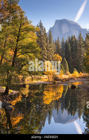 Half Dome e il fiume Merced circondato dalla caduta delle foglie, Yosemite National Park, California, Stati Uniti d'America. In autunno (ottobre) 2013. Foto Stock