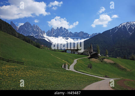 L'Italia, il Sud Tirolo, valle Villnösser, Santa Maddalena, Geislergruppe (mountain range) in background, Foto Stock