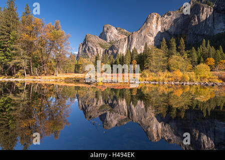 Yosemite Valley si riflette nel fiume Merced in vista della valle, Yosemite National Park, California, Stati Uniti d'America. In autunno (ottobre) 2013. Foto Stock