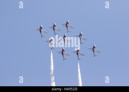 Nove forze canadesi Snowbirds battenti nel grande diamante formazione Foto Stock