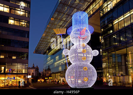 Germania, Berlino, Kudamm, Neues Kranzlereck, decorazione di Natale, snowman, sera, Foto Stock