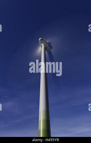 Turbina eolica con la luna piena, notte, isola di Fehmarn Schleswig Holstein, Germania, Foto Stock