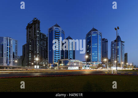 Edifici adibiti a ufficio in stile arabo, crepuscolo, emirato Sharjah Emirati Arabi Uniti, Penisola Arabica, Medio Oriente, Asia Foto Stock