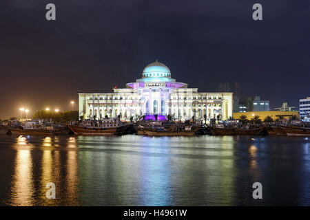 Illuminazione colorata, proiezione, Sharjah Light Festival, palazzo di giustizia courthouse, Emirato di Sharjah Emirati Arabi Uniti, Penisola Arabica, Medio Oriente, Asia Foto Stock