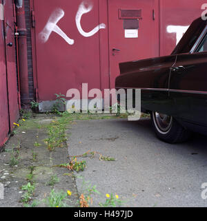 Vecchia Cadillac davanti al gate, dettaglio Foto Stock