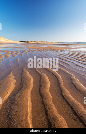 Modelli di sabbia sulla spiaggia di Embleton con la bassa marea, Northumberland, Inghilterra. Molla (maggio) 2013. Foto Stock