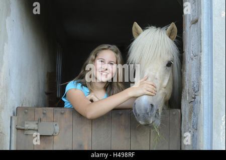 Ragazza adolescente, cavallo, Icelander, metà ritratto, visualizza fotocamera, Foto Stock